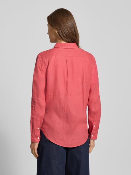 Vrouwenmodel draagt Overhemdblouse met knoopsluiting van Polo Ralph Lauren, zuiver linnen, los model, overhemdkraag, labelstitching, ruglengte 70 cm, mouwlengte 58 cm, kleur roze, gestructureerde textuur, Ganzkörperansicht Rückansicht.