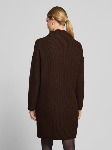 Vrouwenmodel draagt donkerbruine loose fit tricotjurk uit wolmix, Dames tricotjurk van Marc O'Polo, volledige achteraanzicht