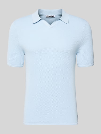 Produktfoto, hellblaues Slim Fit Poloshirt mit Strukturmuster aus reiner Baumwolle, V-Ausschnitt, REVIEW, Vorderansicht
