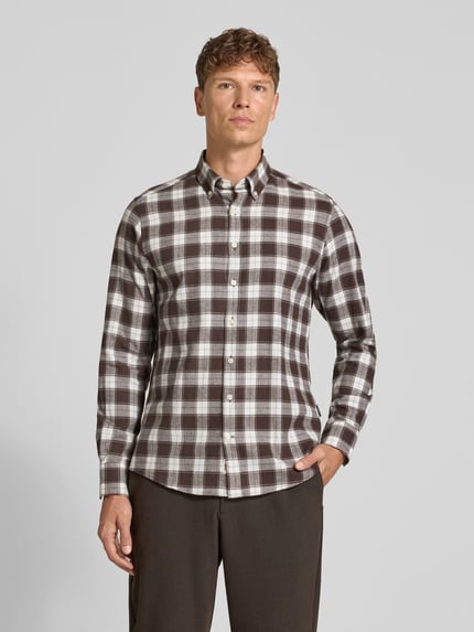 Männermodel trägt Regular Fit Freizeithemd mit Brusttasche von BUGATTI, kariert, mehrfarbig, Webware, Button-Down-Kragen, Ganzkörperansicht von vorne.