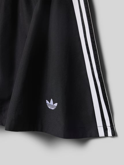 Productfoto, Ausgestellter Sport-Rock mit Kontraststreifen van adidas Originals in effen zwart met witte strepen, mesh inzet, elastische tailleband, mini-lengte, uitlopende pasvorm