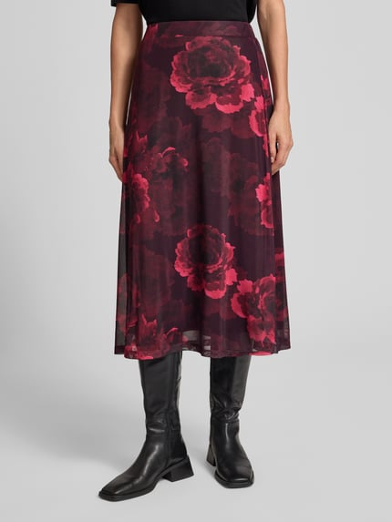 Frauenmodel trägt Glockenrock mit elastischem Bund Modell 'Se44renity' von ZABAIONE, florales Muster in Rot und Schwarz, A-Linie, Midirock, Nahaufnahme Oberkörper