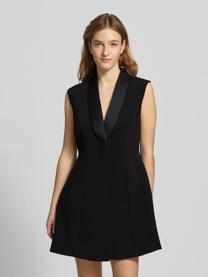 Frauenmodel trägt Minikleid mit Viskose-Anteil Modell 'Destene' von Bardot in Schwarz, Satin, ärmellos, V-Ausschnitt, Ganzkörperansicht von vorne.