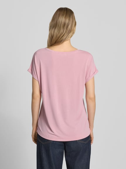 Frauenmodel trägt Regular Fit T-Shirt mit Rundhalsausschnitt von Christian Berg Woman in Rosa mit Modal-Mix und fixierten Ärmelabschlüssen, Rückenlänge bei Größe S 64 cm, Ganzkörperansicht Rückansicht.