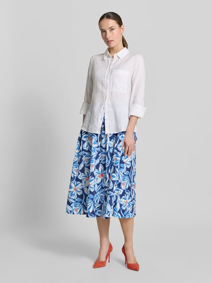 Vrouwenmodel draagt Midirok met Raffungen van WHITE LABEL, puur katoen, A-lijn, elastische band, blauwe bloemenprint, Ganzkörperansicht von vorne.