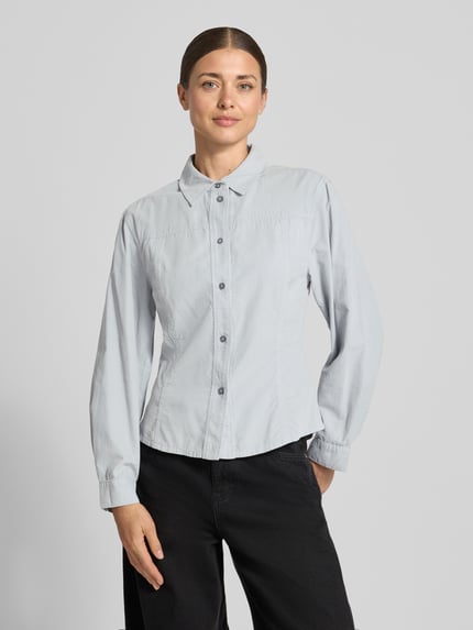 Vrouwenmodel draagt Regular fit blouse met lange mouwen van puur katoen van Marc O'Polo, lichtblauw, zwarte broek, Ganzopname voorkant.