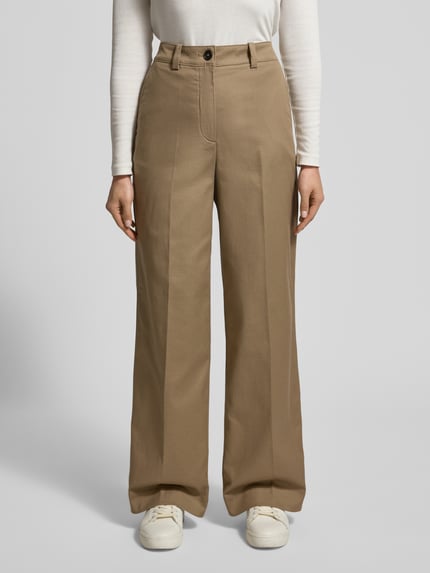 Vrouwenmodel draagt Wide Leg Hose aus Baumwoll-Lyocell-Mix van Marc O'Polo, beige, uni, mid waist, fijne rib, voorkant, volledige lichaamsaanzicht.
