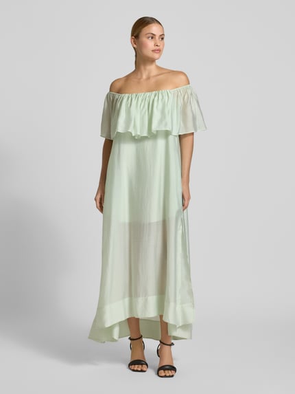 Kobiece modelka nosi sukienkę midi z mieszanki lyocellu marki Copenhagen Muse, model 'MOLLY', prostokątny dekolt z falbaną, pasek z detalem z logo, długość tyłu w rozmiarze S: 128 cm, szerokość w rozmiarze S: 54 cm, długość rękawa w rozmiarze S: 15 cm, jasny, jednolity kolor, delikatna tekstura, pełen widok z przodu.