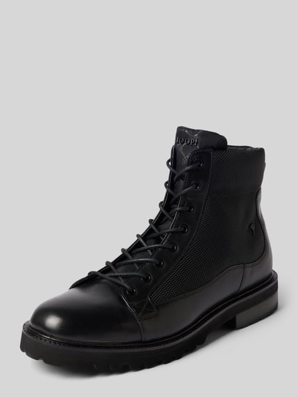 Produktfoto, Stiefel / Boots aus echtem Leder Modell 'tela mario' von JOOP! SHOES in Schwarz mit genarbter Textur und runder Form vor grauem Hintergrund.
