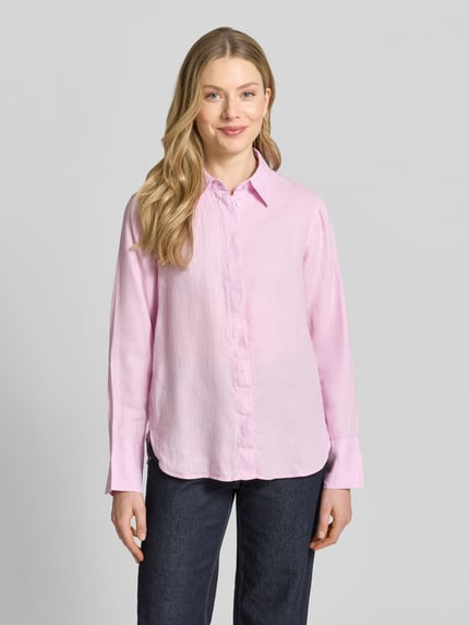 Frauenmodel trägt Regular Fit Leinenbluse mit verdeckter Knopfleiste von Mango, Modell SAMARA, reine Leinen, Ganzkörperansicht von vorne.