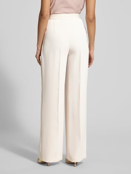 Vrouwenmodel draagt Hose mit Bügelfalten Modell 'WILLOW O' van Raffaello Rossi, regular fit, beige kleur, details met plooi, insteekzakken, volledige lichaamsweergave achteraan.