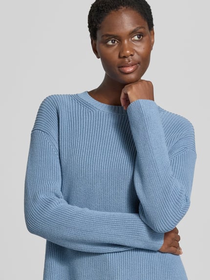 Männermodel trägt Loose Fit Pullover aus reiner Baumwolle von Marc O'Polo in Hellblau, strukturierte Oberfläche, Nahaufnahme Oberkörper.