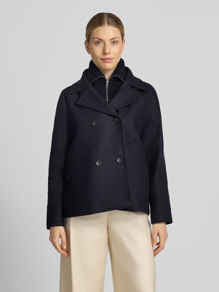 Vrouwenmodel draagt Jacke aus Woll-Mix met gestricktem Troyer-Kragen van CINQUE in donkerblauw, Loose fit, met Reverskraag, dubbele knoopsluiting en zij-ingezette steekzakken, ruglengte maat 36: 71 cm, schouderbreedte: 42 cm, borstwijdte: 58 cm, mouwlengte: 62 cm, geheel van voren.