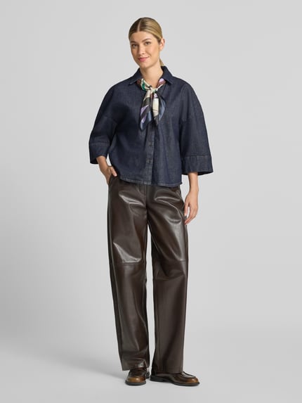 Vrouwenmodel draagt Relaxed Fit jeansblouse uit katoenmix van Tom Tailor, donkerblauw, gladde textuur, Dames jeansblouse, volledig frontaal.