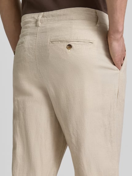 Mężczyzna nosi Relaxed Fit Stoffhose aus Leinen-Baumwoll-Mix Modell 'RON' od SELECTED HOMME, melanż, materiał twill, detal z tyłu, detalaufnahme tyłu.