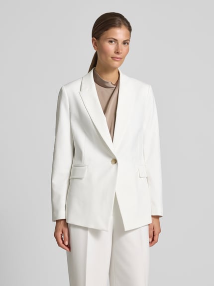 Frauenmodel trägt Shaped Fit Longblazer mit steigendem Reverskragen von s.Oliver BLACK LABEL, Optik: Unifarben, Passform, Kragenform, Rückenschlitz, einreihige Knopfleiste, Ärmelform: Langarm, Pattentaschen, cremige Weißtöne, glatte Struktur, Ganzkörperansicht von vorne.