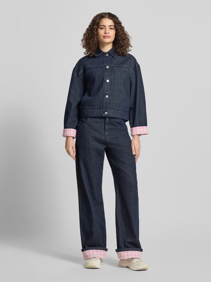 Frauenmodel trägt Wide Leg Jeans im 5-Pocket-Design Modell 'Emelie' von OH APRIL in Dunkelblau aus reiner Baumwolle, Ganzkörperansicht von vorne.