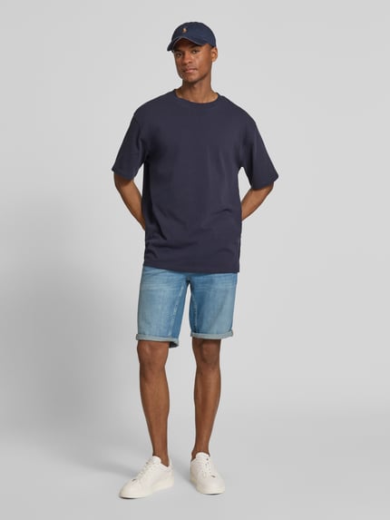 Männermodel trägt Regular Fit Jeansshorts im 5-Pocket-Design von PME Legend, heller Baumwoll-Elasthan-Mix, Ganzkörperansicht von vorne.