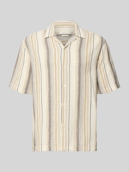 Produktfoto, Relaxed Fit Freizeithemd aus reiner Baumwolle Modell 'RLXCAL' von SELECTED HOMME mit Optik:Allover-Muster, beige-braune Streifen, einreihige Knopfleiste, Bowling-Kragen, kurzarm, strukturierte Oberfläche