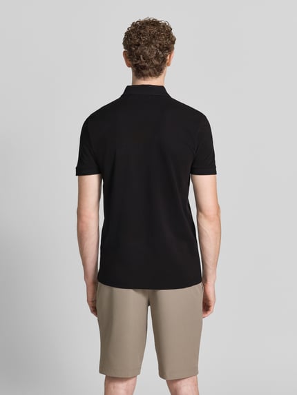 Männermodel trägt schwarzes Regular-Fit Poloshirt aus reiner Baumwolle Modell 'PIO 1' von BOSS Green, Ganzkörperansicht Rückansicht.
