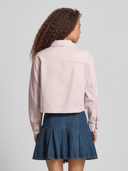 Frauenmodel trägt Boxy Fit Jeansjacke aus reiner Baumwolle Modell 'NAOMI' von Only, unifarben, Denimstruktur, Ganzkörperansicht Rückansicht.