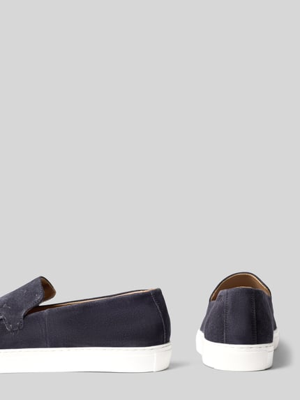 Produktfoto, Slip-on-Sneaker aus Leder mit Logo-Muster von JOOP! SHOES, dunkelblau, abgerundete Spitze, weiße Sohle, Modell 'velluto coralie', Absatzhöhe 3 cm, Schafthöhe 6 cm, Schaftweite 14 cm, strukturierte Oberfläche.