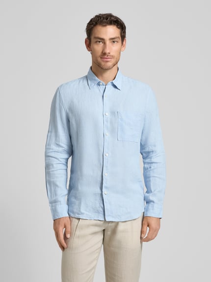 Männermodel trägt Regular Fit Freizeithemd aus reinem Leinen von Marc O'Polo, Optik: Unifarben, Flammgarn Struktur, Ganzkörperansicht von vorne.