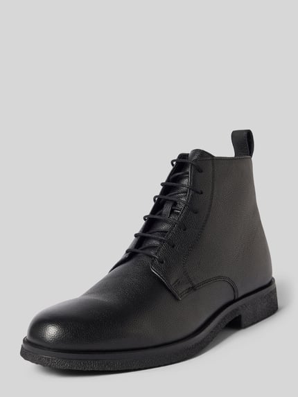 Produktfoto, schwarze Boots mit Reißverschluss Modell 'SAHARO' von Geox, abgerundete Form, strukturierte Sohle, glatte und matte Textur