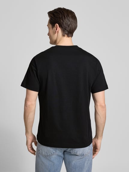 Männermodel trägt T-Shirt mit Rundhalsausschnitt von CK Calvin Klein, schwarze Farbe, Regular-Fit, reine Baumwolle, Rückenlänge 67 cm, Ganzkörperansicht Rückansicht.