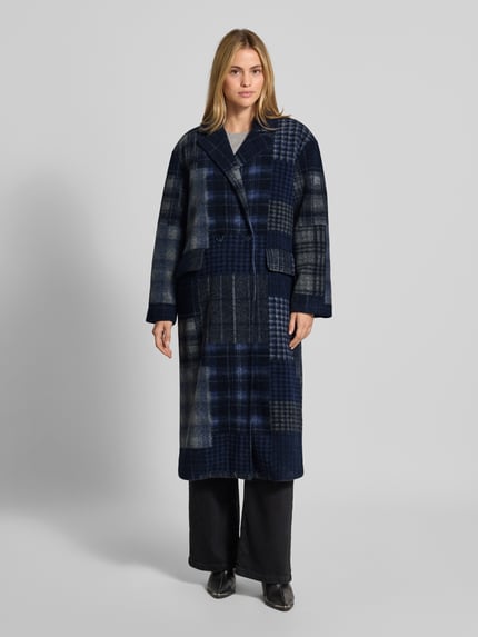 Frauenmodel trägt Regular Fit Mantel mit Woll-Anteil von Milano Italy, kariertes Dunkelblau, Material-Mix, Ganzkörperansicht von vorne. Damen Mantel mit Reverskragen, doppelter Knopfleiste und Pattentaschen, Rückenlänge 122 cm, Schulterbreite 47 cm, Brustweite 54 cm, Ärmellänge 57 cm.