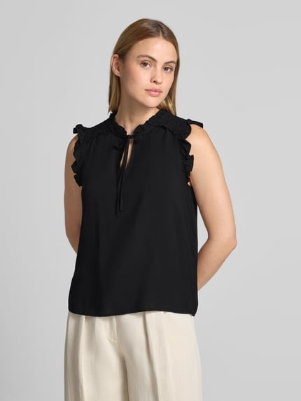 Vrouwenmodel draagt Regular Fit Blusentop uit pure viscose model 'ALBA' van Vero Moda, effen zwart met ruches en strikdetail, zonder mouwen, V-hals, vooraanzicht bovenlichaam.