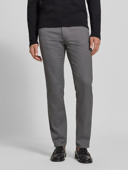 Männermodel trägt Stoffhose aus Baumwoll-Mix mit Viskose-Anteil Modell 'Cadiz' von Brax in Melange-Optik, Gerade Passform, Ganzkörperansicht von vorne.