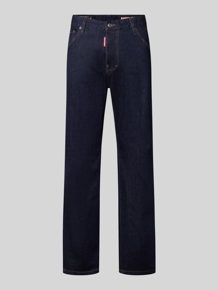 Produktfoto, Regular Fit Straight Fit Jeans mit Label-Patch von Dsquared2, dunkle Denim-Optik, sichtbare Nähte, 5-Pocket-Design, Knopfverschluss, Gürtelschlaufen, Materialstruktur Denim, für Herren