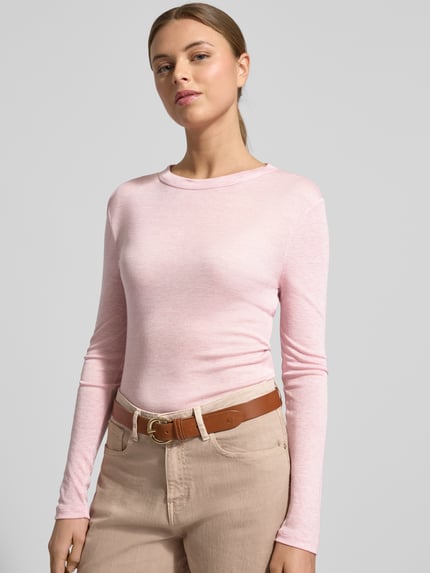 Frauenmodel trägt Slim Fit Longsleeve aus Lyocell-Mix Modell 'Sefemina' von OPUS in zartem Rosa mit Stehkragen, Nahaufnahme Oberkörper. Damen Longsleeve mit Woll-Anteil, Rückenlänge bei Größe 36: 59 cm.