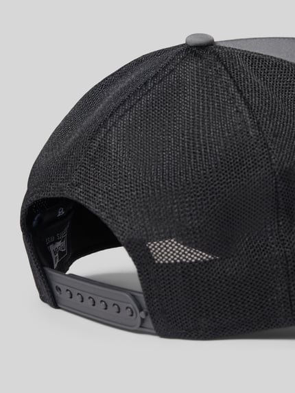 Produktfoto, Trucker Cap mit verstellbarem Riegel auf der Rückseite von New Era, Rückseite aus Mesh, detailreiche Steppnähte, grauer Schirm.