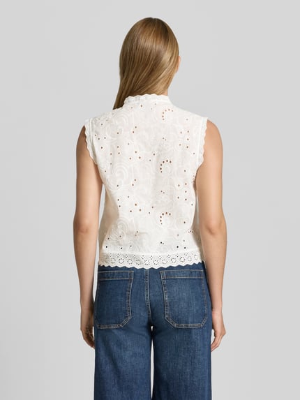Frauenmodel trägt Relaxed Fit Blusentop aus reiner Bio-Baumwolle Modell 'EMILY' von Vero Moda, Optik: Unifarben, Lochstickerei, Rundhals, Knopfleiste, ärmellos, Detailaufnahme Rückansicht.