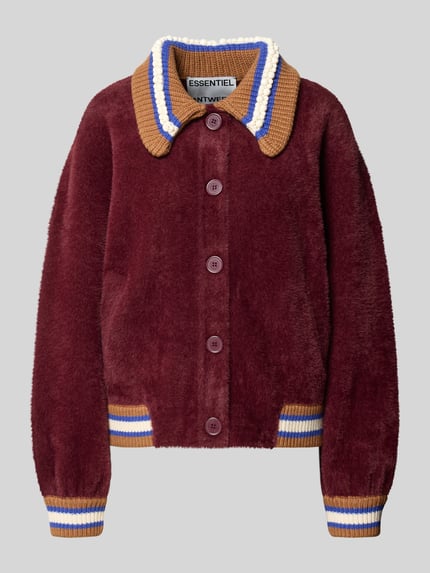 Produktfoto, Strickjacke mit Kontrastkragen Modell 'KAMORE' von Essentiel Antwerp in mehrfarbigem Design, Label-Schriftzug, gerippte Abschlüsse.