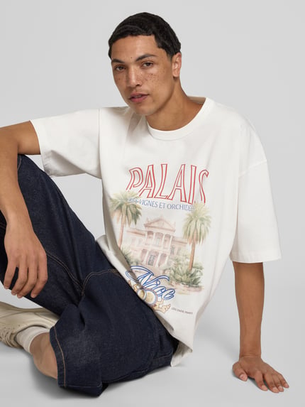Männermodel trägt Herren T-Shirt mit Motiv-Print Modell 'MENTON' von Jack & Jones aus Reine Baumwolle, Relaxed-Fit, Rundhalsausschnitt, Vorderansicht Nahaufnahme Oberkörper.