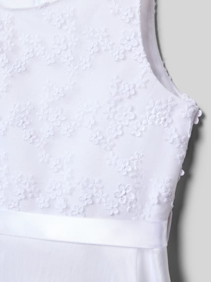 Produktfoto, Regular Fit Kleid mit floralem Stitching von Weise, weiß mit Blumenmuster, strukturierte Oberfläche, Detailaufnahme Oberkörper