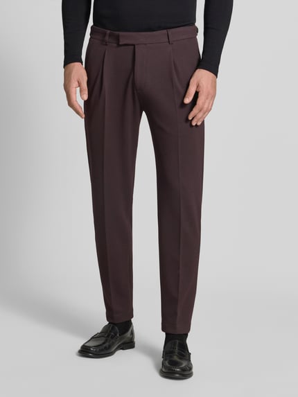 Männermodel trägt Straight Fit Hose mit Viskose-Mix Modell 'Salto' von CINQUE, Strukturmuster, dunkler Ton, Ganzkörperansicht von vorne.