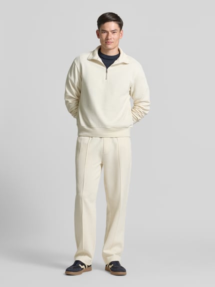 Männermodel trägt Regular Fit Stoffhose aus reiner Baumwolle Modell 'C-LEVETE 55' von BOSS in Optik: Unifarben, Ganzkörperansicht von vorne. Materialverarbeitung: Strick, Passform: Regular-Fit, Details: fixierte Bügelfalten, Verschluss: Tunnelzug, Bundabschluss: Elastisch, Taschen: seitliche Eingrifftaschen, Gesäßtaschen.
