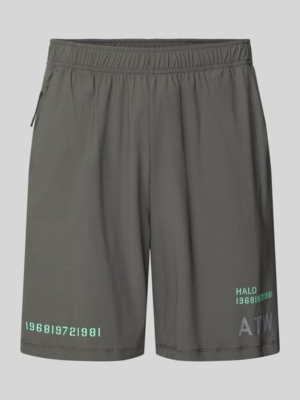 Produktfoto, Shorts mit elastischem Bund Modell 'HALO AIR' von HALO, szary materiał, zielone nadruki, krój regular fit, materiał z domieszką stretchu, szerokość w rozmiarze M 40 cm, długość nogawki od wewnątrz 21 cm