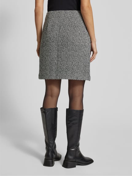 Vrouwenmodel draagt Gerader Mini-Rock met Reißverschluss van s.Oliver RED LABEL met all-over motief, regular fit, recht, minilengte, Bouclé-materiaal. Ganzkörperansicht Rückansicht.