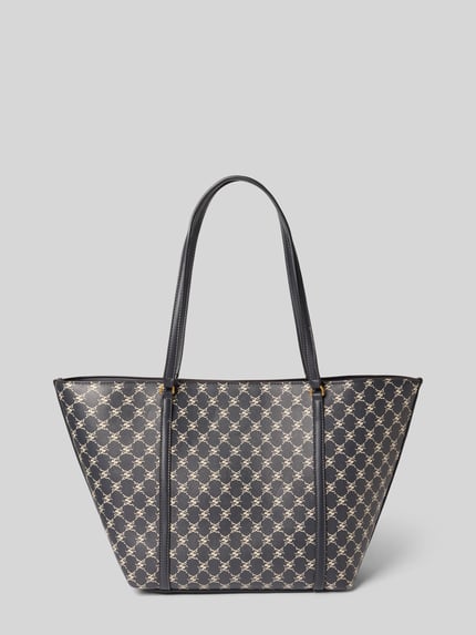Produktfoto, Tote Bag mit Magnetverschluss Modell 'PORTA' von MANGO, dunkelblauer Allover-Label-Print, schmale Schulterriemen, Ansicht von vorne