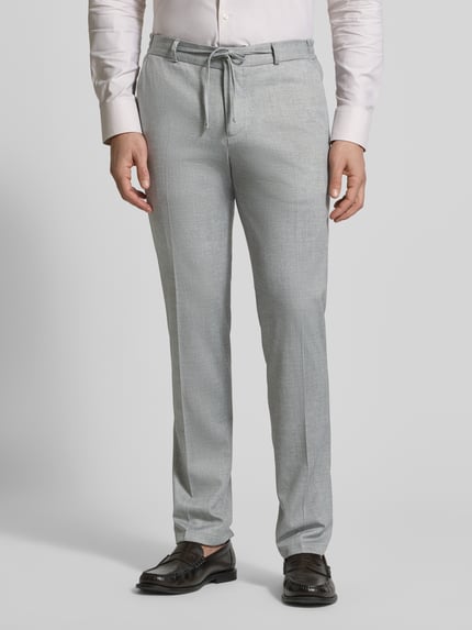 Männermodel trägt graue Hose mit Bügelfalten und Schnürung Modell 'SpartaFlex' von Zuitable, Material-Mix mit Lyocell, Slim Fit, Ganzkörperansicht von vorne.