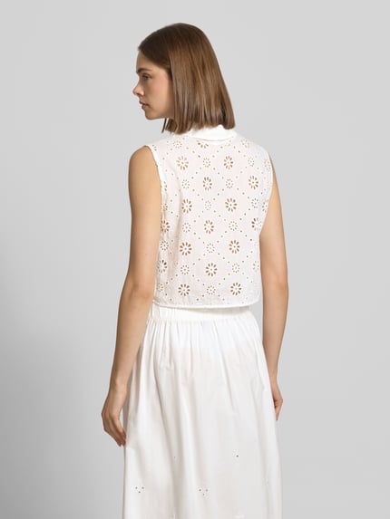 Vrouwenmodel draagt Regular Fit Blusentop zonder mouwen model 'ALITHEA' van Only, wit, bloemen broderie, popeline katoen, rugaanzicht