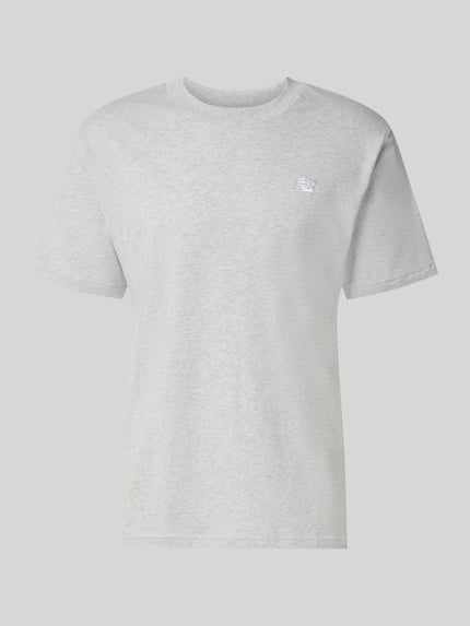 Produktfoto, hellgraues T-Shirt mit Rundhalsausschnitt und Label-Stitching, Modell 'ESSENTIALS' von New Balance aus reiner Baumwolle, gerader Schnitt, Rückenlänge bei Größe M: 68 cm