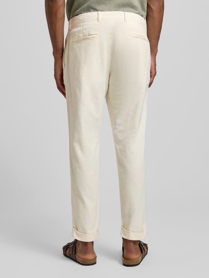 Männermodel trägt Relaxed Fit Bundfaltenhose aus Baumwoll-Mix mit Leinen-Anteil Modell 'LOUIS-W' von Strellson, melierte Optik, Ganzkörperansicht Rückansicht.