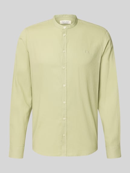 Produktfoto, Slim Fit Freizeithemd mit Stehkragen Modell 'Anton' von Casual Friday in hellem Pastellgrün, glatte Seide-Baumwoll-Mischung, sichtbare Knopfleiste und dezentes Label-Stitching, Herrenhemd für Freizeit, schlichte Form und feine Textur.