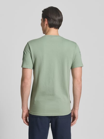 Männermodel trägt T-Shirt mit Rundhalsausschnitt und Stitchings von PME Legend in lichtgroen uit katoen-elastaanmix, regular fit, ruglengte maat M 67 cm, geheel effen, textuur zacht, Ganzkörperansicht Rückansicht.